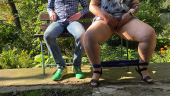 OurFetishLife: Une belle-mère magnifique pisse avec les jambes écartées à l'extérieur