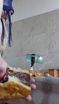 Hårig brunettfitta, stora tuttar, sensuell hårig kvinna i köket. Sexig mamma, hårig fitta, stor röv,