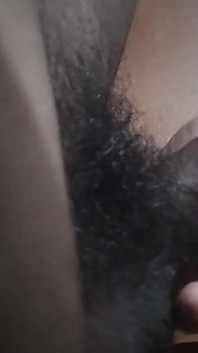 자위하고 문지르며 오랫동안 털이 무성한 흑인 자지를 때리기