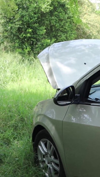 Mechanik pieprzy zamężną kobietę utkniętą w środkuniku