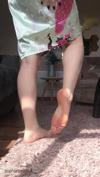 SophiaSmithUK: Teasing sandal feet