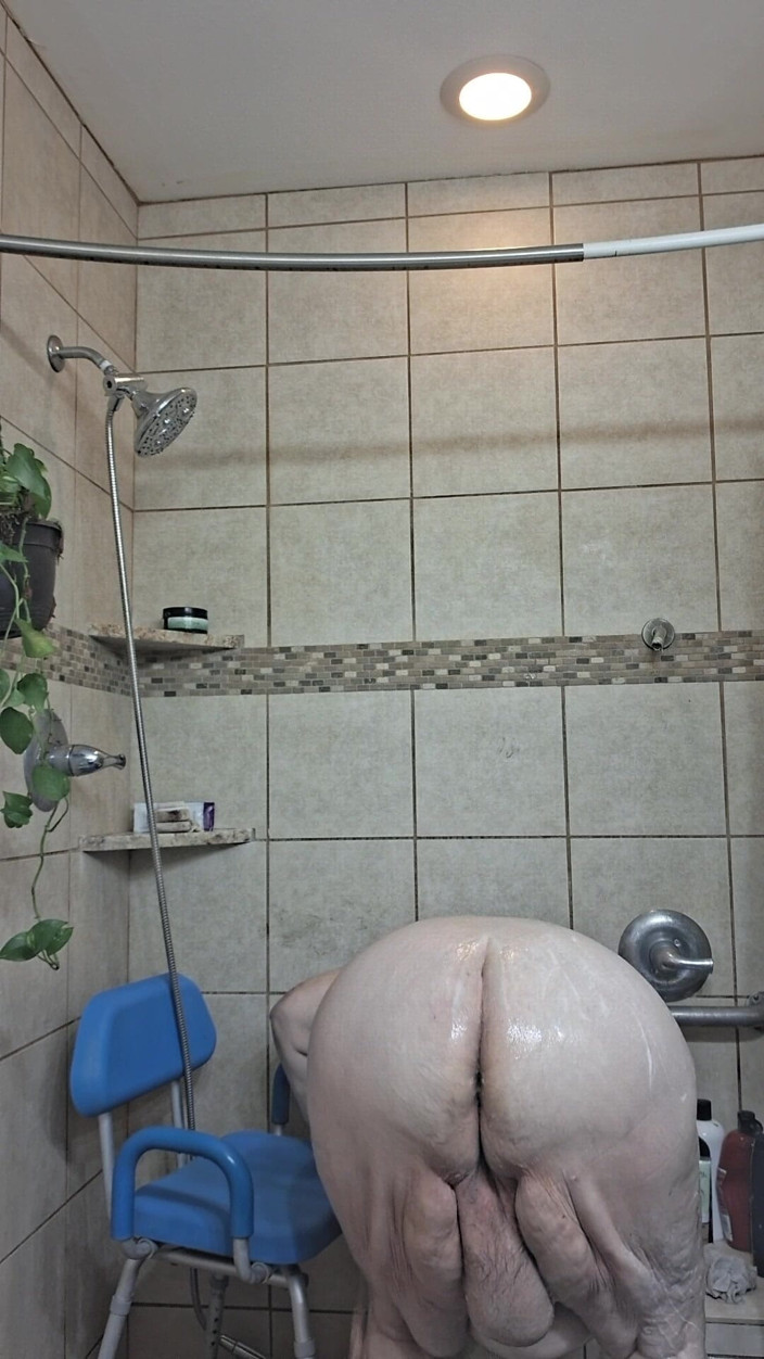 BBW nurse Vicki adventures with friends: Duża Piękność Pielęgniarka Vicki Biorąc Kurację Błotną Pod Prysznicem!
