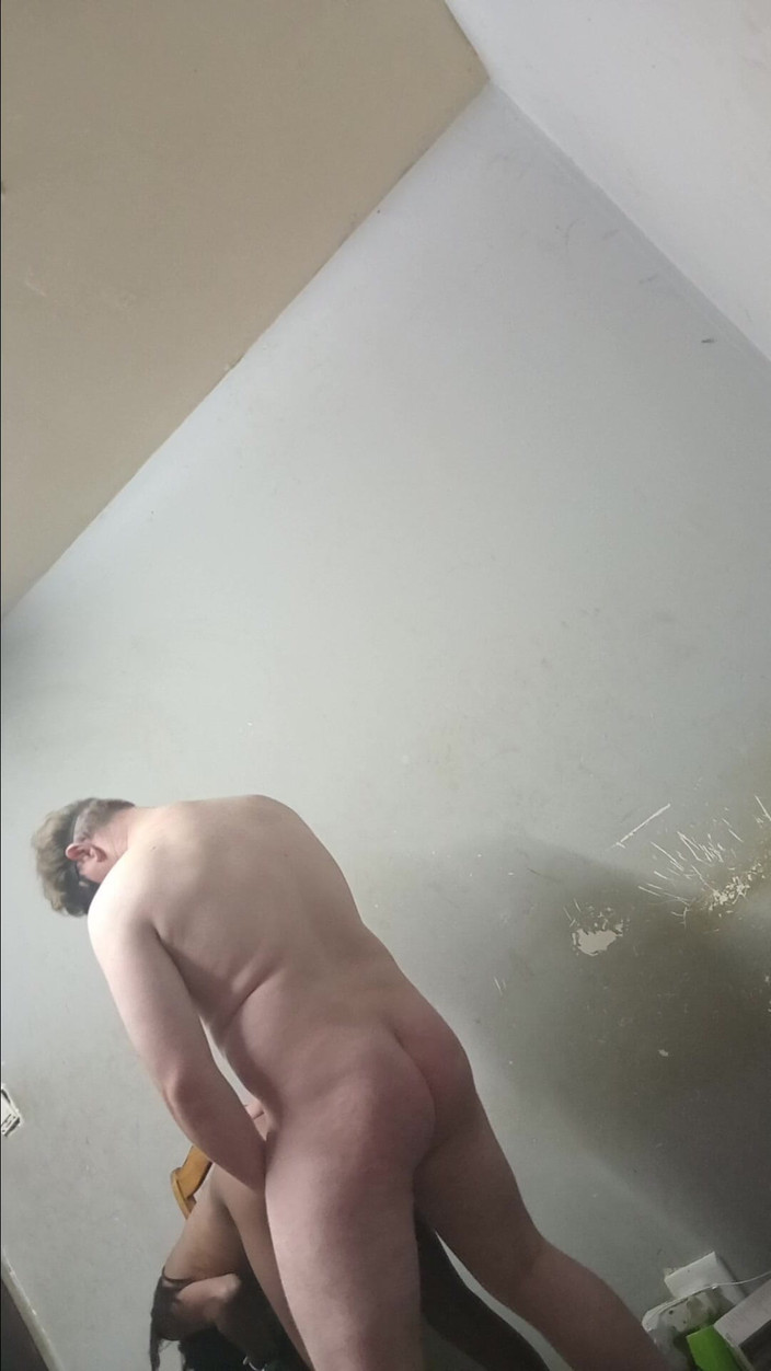 hothouse18xxx: Üvey Baba Siyah Üvey Kızını Ayakta Sikiyor Ve Dizlerinin Üstüne Çıkıyor Yarak Emiyor...