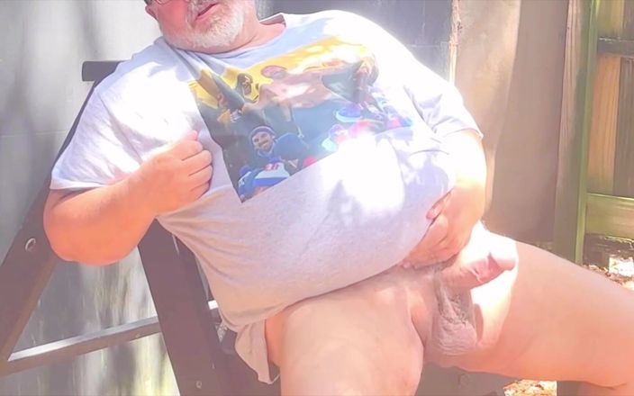Hand-Free-Daddy-Chub: O polițistă grasă la mall merge în camping