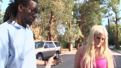 Just Great Ass: Si blonde berpantat besar sukakan zakar hitam besar