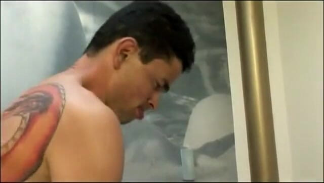 Shemales Tales: Curvilínea latina travesti enfia seu pau grosso na boca dos...