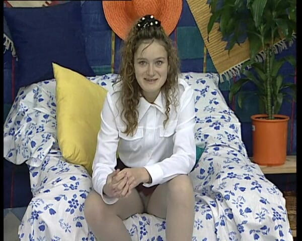 YOUR FIRST PORN: Dumme Und Haarige amateurin - Kessi stupida e pelosa amatoriale - Kessi