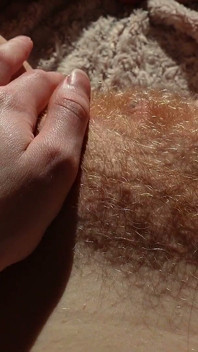 Nunjukin memek berbulu merahku - pov