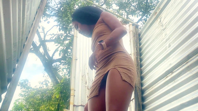 zendella usain: 女孩在丛林中被抓（户外小屋）