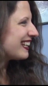 Sborra golosa miLF viene schizzata in faccia dopo aver scopato come una cagna con il suo amante arrapato