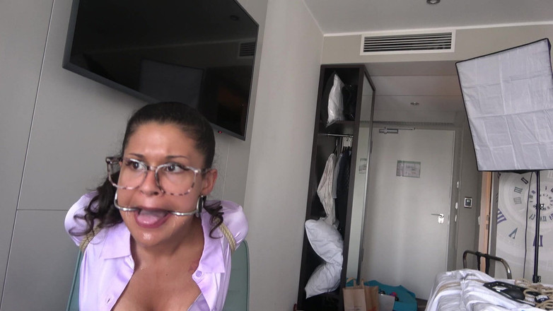 Latina Fetish: Calisa's kokhalstraining: van ballgags tot vernederende haakknevels! (fullhd)