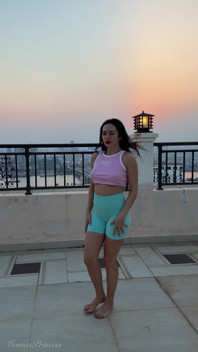 Peitos Se Mostrando E Fazendo Xixi Através De Shorts Ao Ar Livre