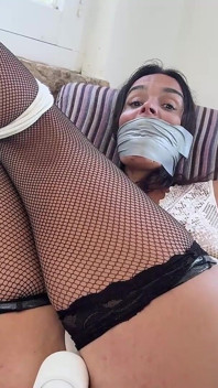 Auto bond nell'ufficio: la segretaria latina si lega per il capo, fa pompino e footjob e poi hogtied HD