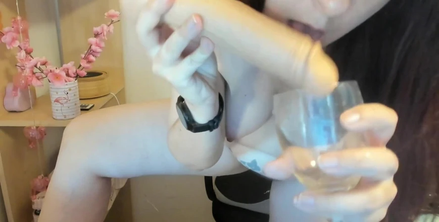 Nicoletta Embassi: Nicoletta Masturbates and Has Her Warm Piss in a Crystal...