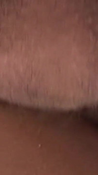 Nenasytná curly milf bere každé velké černé péro venku