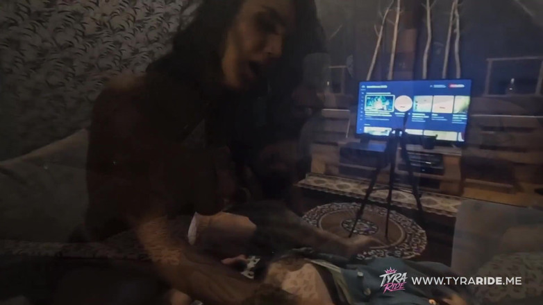 TYRARIDE: Peituda tatuada milf cavalga o namorado da meia-irmã pau grosso...