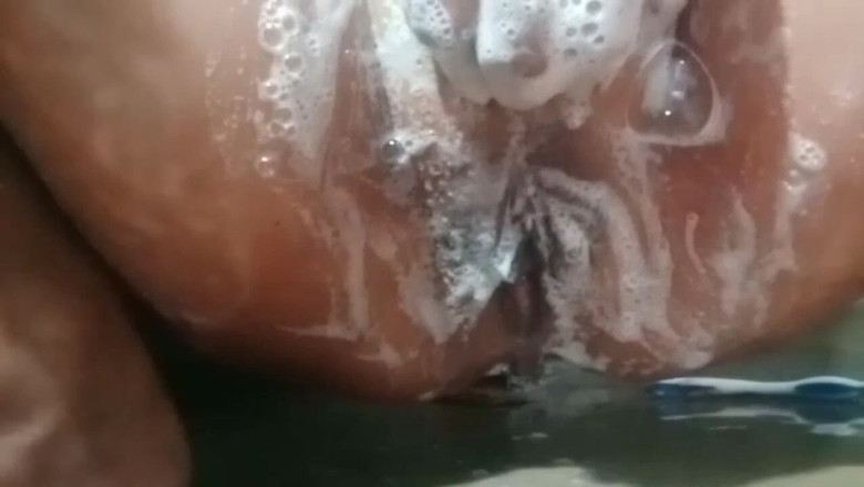 Rinkii: India tetona caliente dedeándose el coño