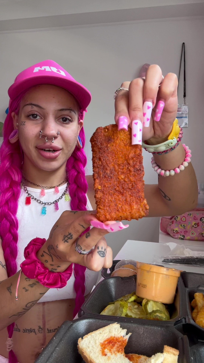 Nali Marie: Lízání mukbang sploshing obrovské jídlo přejídání kuřecího sýru faciál dívka...