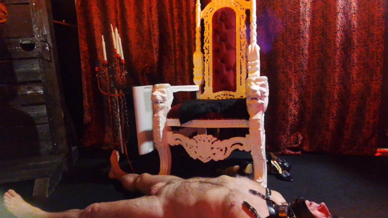 Queen_of_BDSM: Mistress Gives Footjob with Her Bare Feet