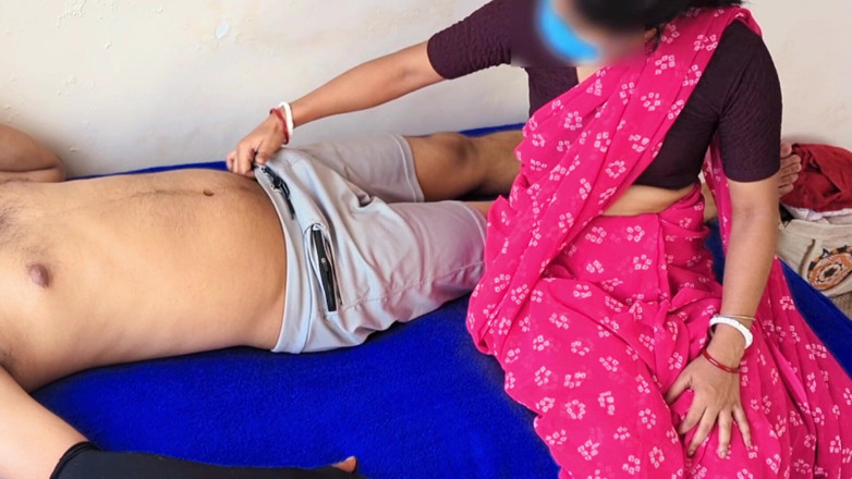 RinaKumari55: Sari'deki Hintli üvey kız kardeş kocasının genç üvey erkek kardeşine masaj yapıyor...