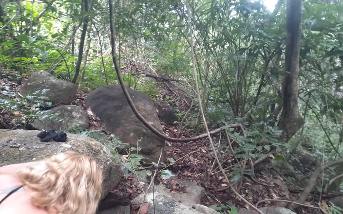 Tomsorte: Katia Heffner in het bos