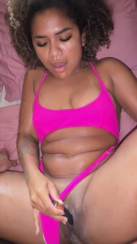 La petite amie coquine a demandé de lui serrer les fesses