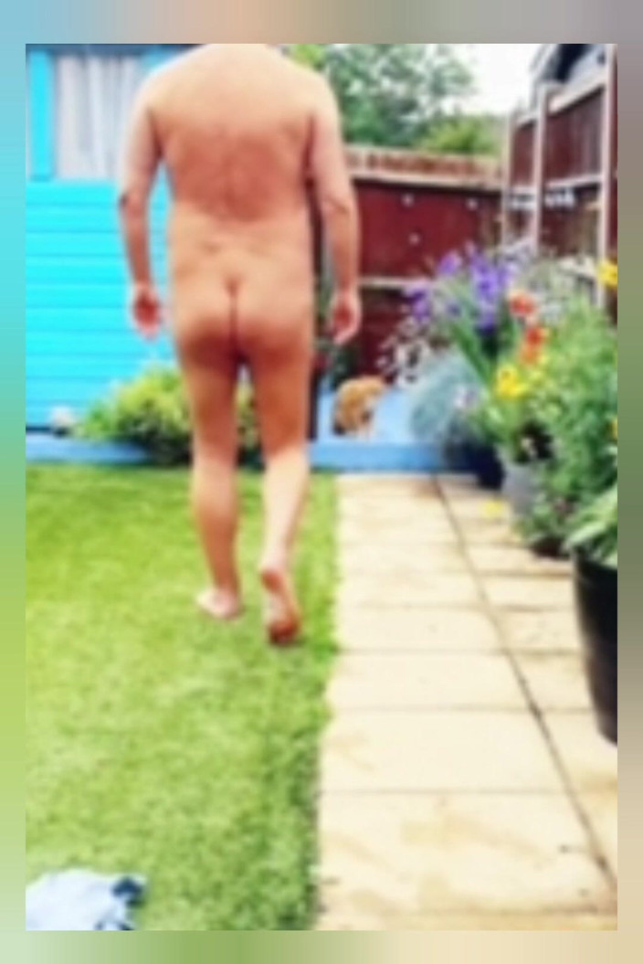 MaleModel: Nudité dans le jardin et fun