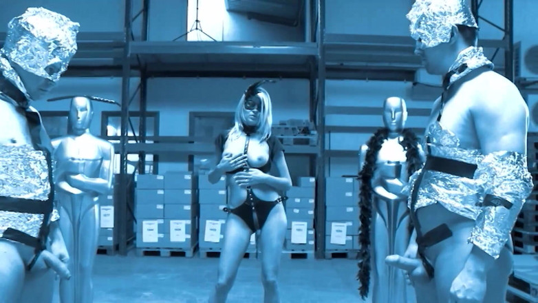 German BDSM MMV: Německá scéna dominance - Blondýnka ve fetišovém vybavení