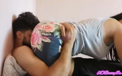 Zijn gezicht beuken met mijn scheten