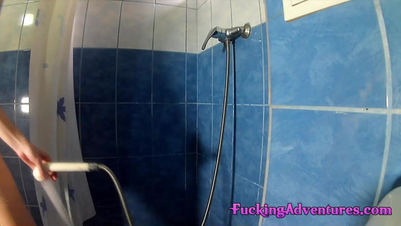 Fucking adventures: Mencuci sperma dari tubuh dan wajahnya.