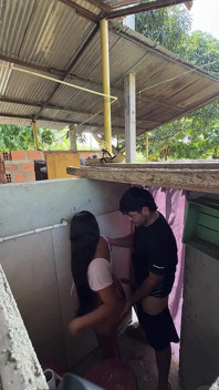 Hermanastra Caliente Llama Al Primo Del Marido Desde El Baño Para Que Se La Coja