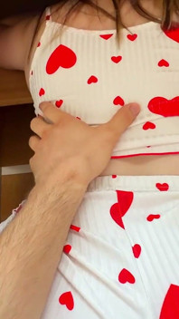 Stiefschwester im Schlafanzug im schrank stecken und ich fickte sie - sperma auf den arsch