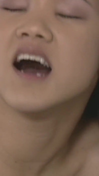 레즈비언 연인들이 자신의 몸을 탐험하다