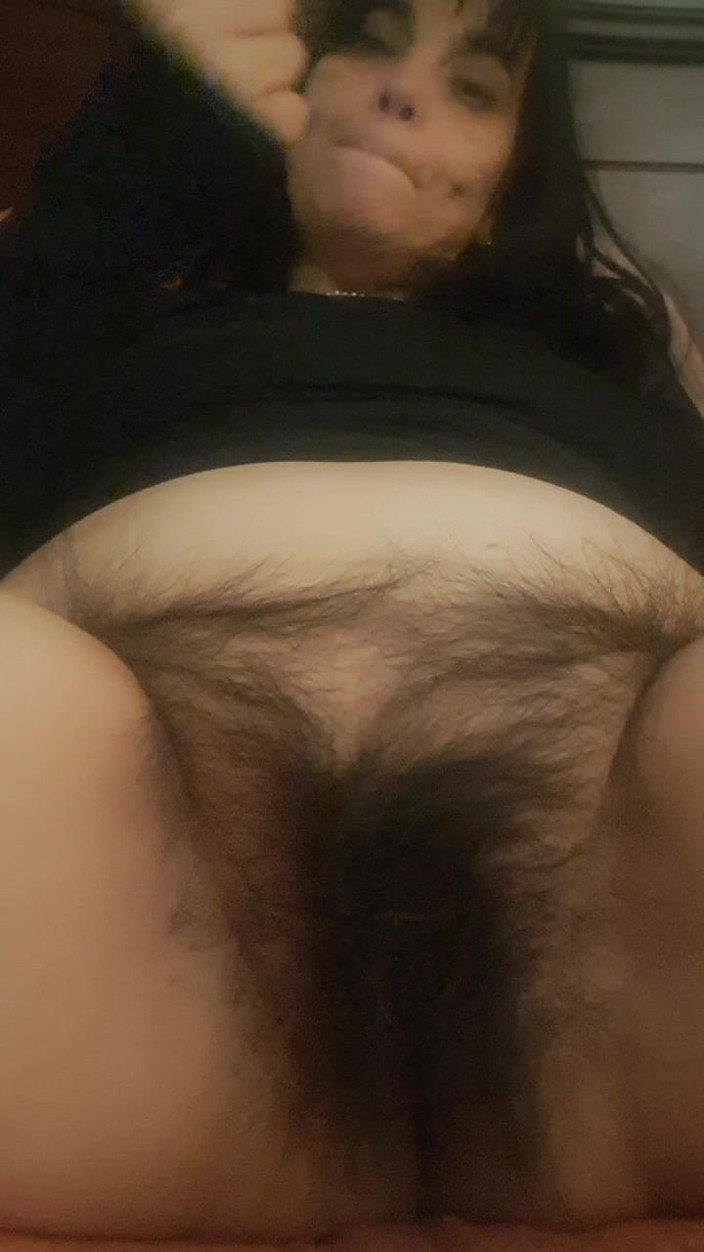 Mommy big hairy pussy: Orta yaşlı seksi kadın kıllı amcığını seviyor