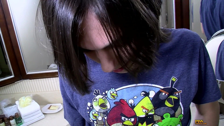 Piss Twinks: 可爱的未割包皮男孩潮吹和浸泡