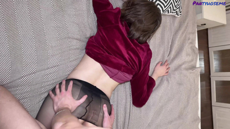 Pantyhose me porn videos: लाल मिनी पोशाक में बेवकूफ काले बाल वाली, काली पेंटीहोज अपने प्रेमी के सबसे अच्छे दोस्त के बीडब्ल्यूसी के लिए तरसती है