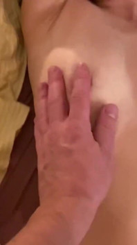 友人は私たちのベッドで私の妻を犯し、それを撮影し、彼女は怒っていたが、彼女は大きなペニスを誘惑された - 英語字幕