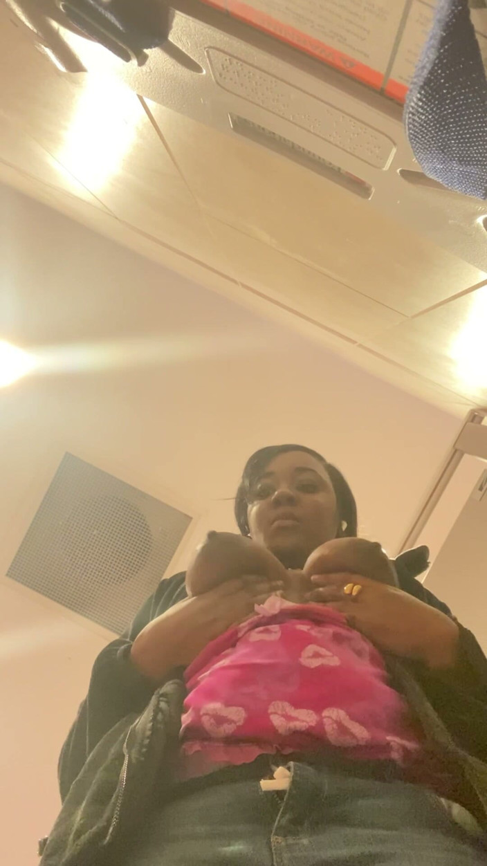 ALLIYAH ALECIA: Rápida Leche En Solo, Masturbación Pública En El Baño De...