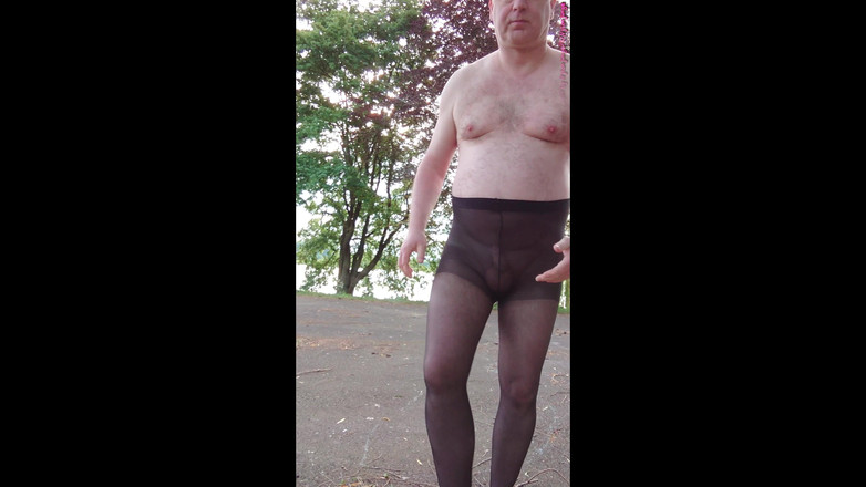 Carmen_Nylonjunge: In strumpfhosen an den Teichen