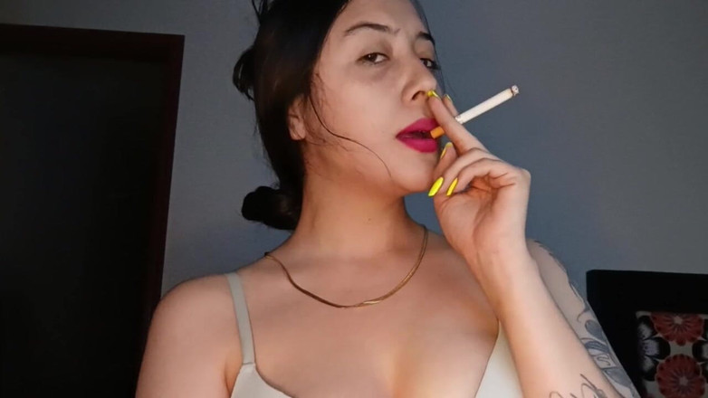 Golden domme: Sensual Smoking - Full HD 1080p Mp4