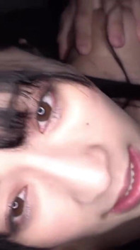 Taquinage sur le côté jupe où lécher les broussailles finit en orgasme instantané au moment où elle s’enfonce - 3
