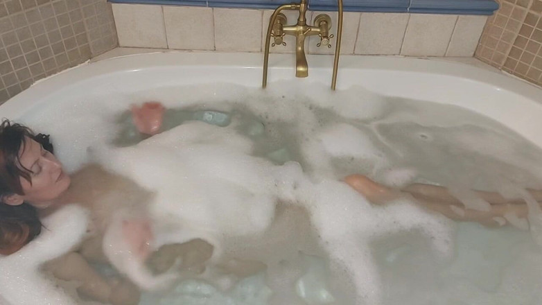 GinnaGg: Dziewczyna kąpiąca się w jacuzzi