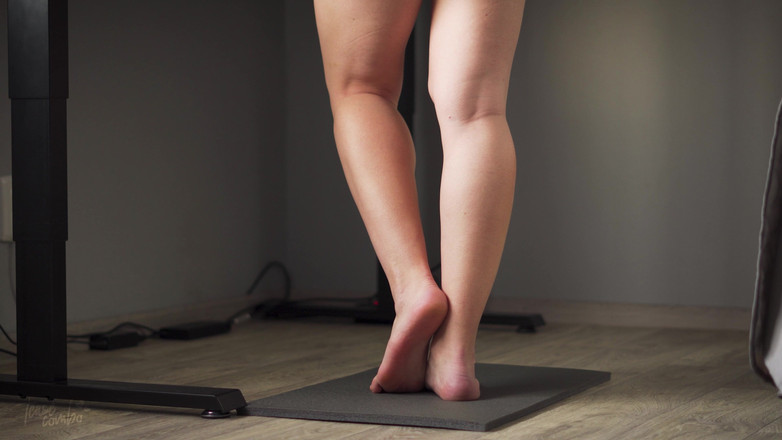 Teasecombo 4K: 서 있는 책상에서 십대 송아지 보기