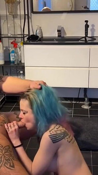 Šukání Zadku, Zatímco Jí Toní Hlavu Na Záchodě