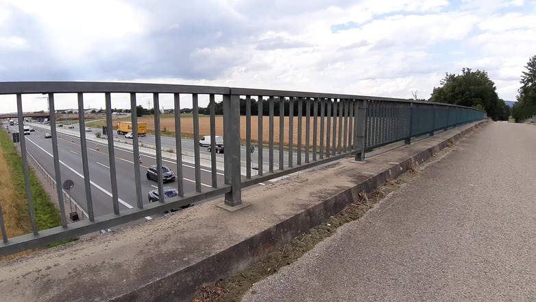 sweetfeet29: एक पुल पर अंडरवियर में