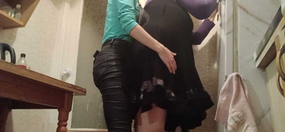Lesbian-illusion: 私はキッチンでストラップオンを使って既婚の隣人と激しくセックスしているのに、彼女の夫はテレビを見ている
