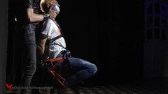 Wanheldvig: 尼基撕衣服和挠痒痒