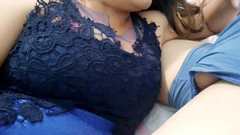 Martin13: 真正的自制！我在我的继妹旁边度过了一个美味的时刻，她给我深度口交