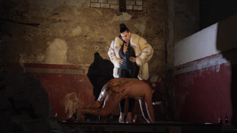 Miss Alessa Milano: halloween toalett fetisch