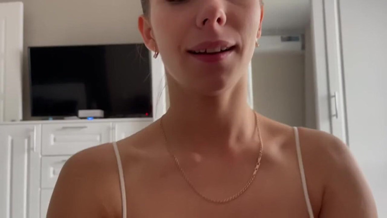 Vik1one: Una bella ragazza mi ha succhiato il cazzo molto delicatamente...
